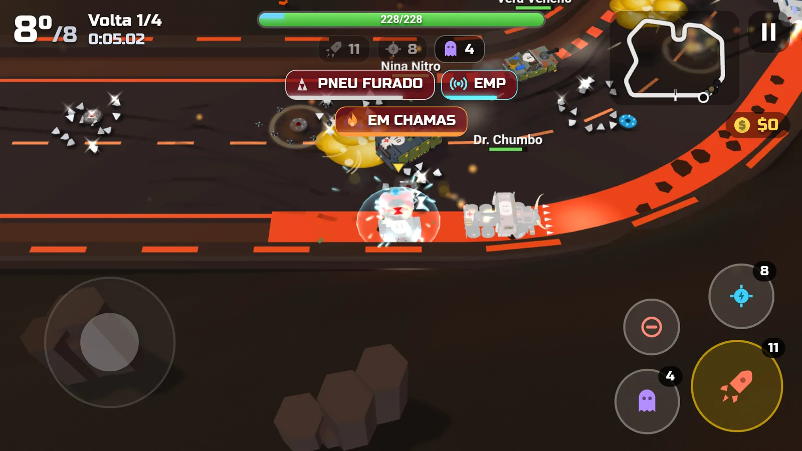 Corrida à noite na pista de lava, com carros em chamas e o pulso EMP